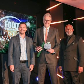 Food Industry Champion: Winner – Bob Carnell, ABP UK CEO. (L-R): Richard Rothon of category partner Unbar Rothon, Bob Carnell and Gary Wilmot.