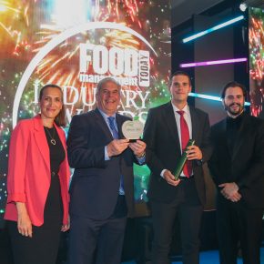 Best Poultry Product: Winner – Cornfed Chicken Supreme Wrapped in Bacon – Owen Taylor & Sons Ltd. (L-R): Sarah Merewood of category partner GEA, Richard Taylor and Rob Taylor of Owen Taylor & Sons Ltd and Luke Kempner.